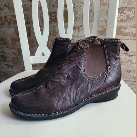 Clarks Shoes - Clarks Bendables Crinkle Leather Pull On Ankle Boot, Brown Size 9W  Like New